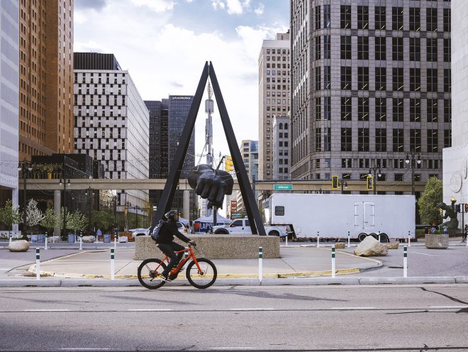 Uma paisagem urbana com Jason Hall, fundador do Detroit Slow Roll, a andar numa Super Commuter+