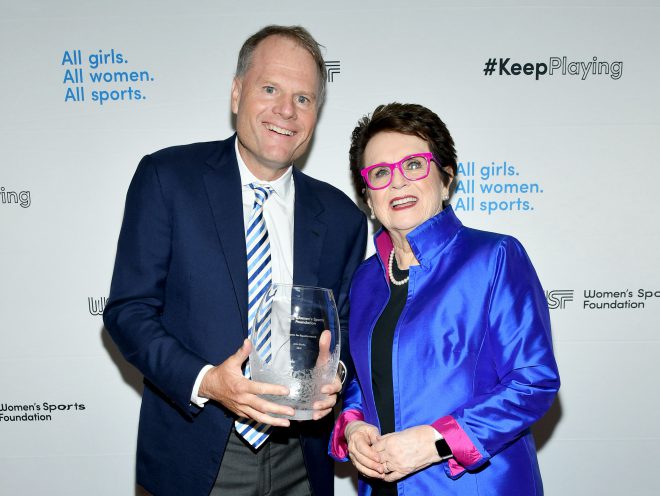 John Burke, président de Trek, avec Billie Jean King lors du gala Salute to Women Sports 2019