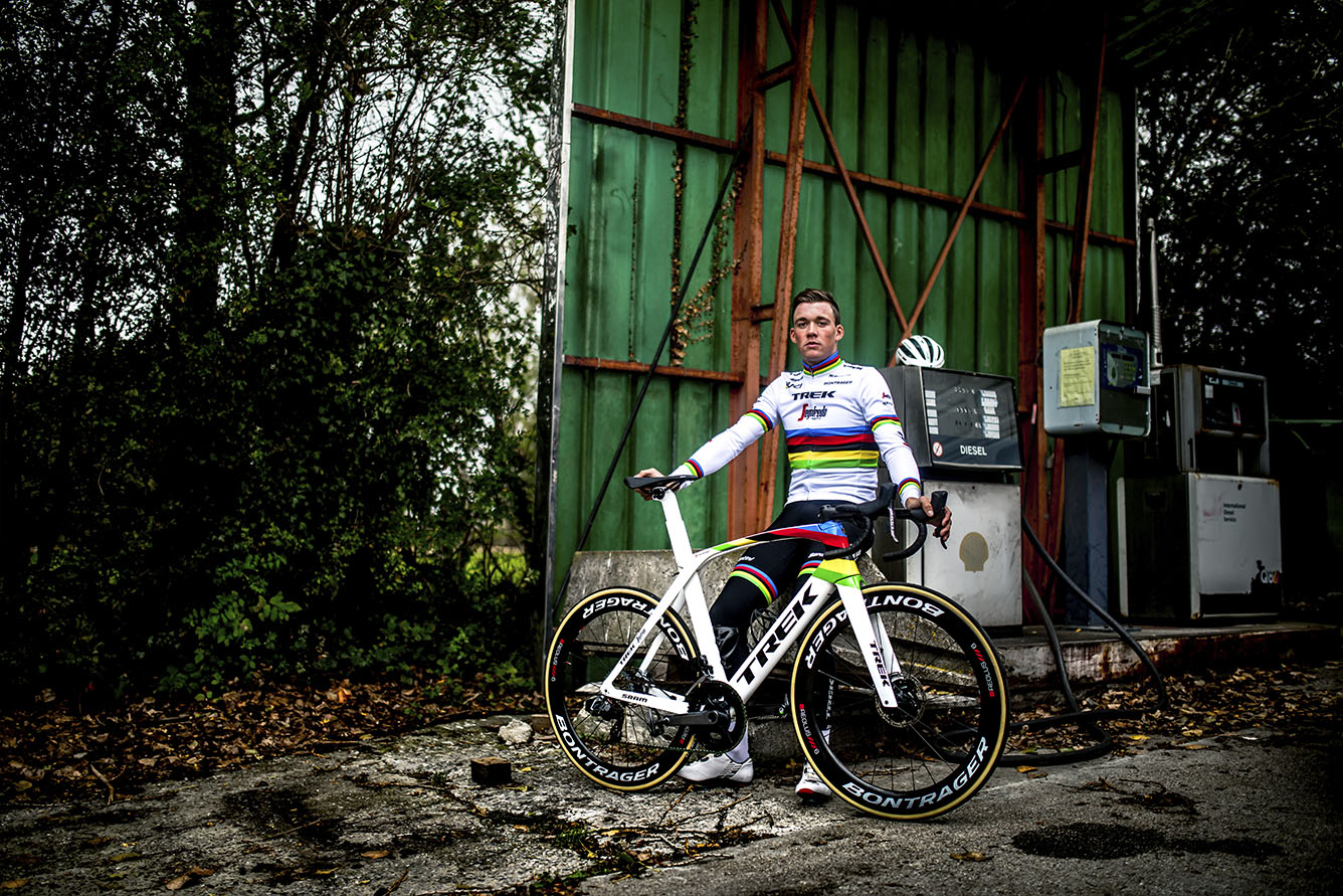 Mads Pedersen qui pose avec la bicyclette et les vêtements Champion du monde