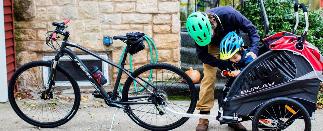 Man with Child - Trek bike and Trailor