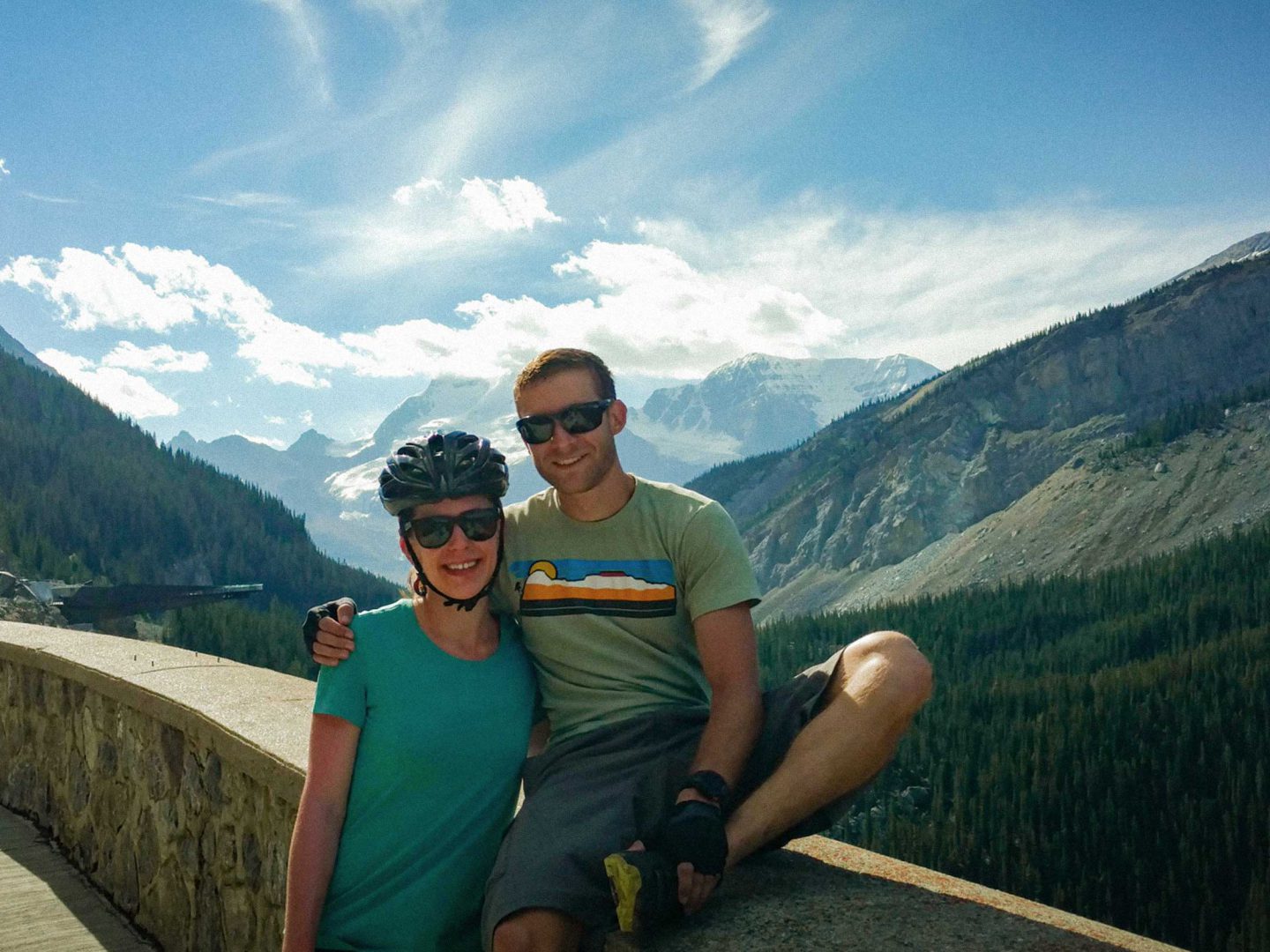 Chris e Whitney si riposano a metà percorso in un punto panoramico di montagna 