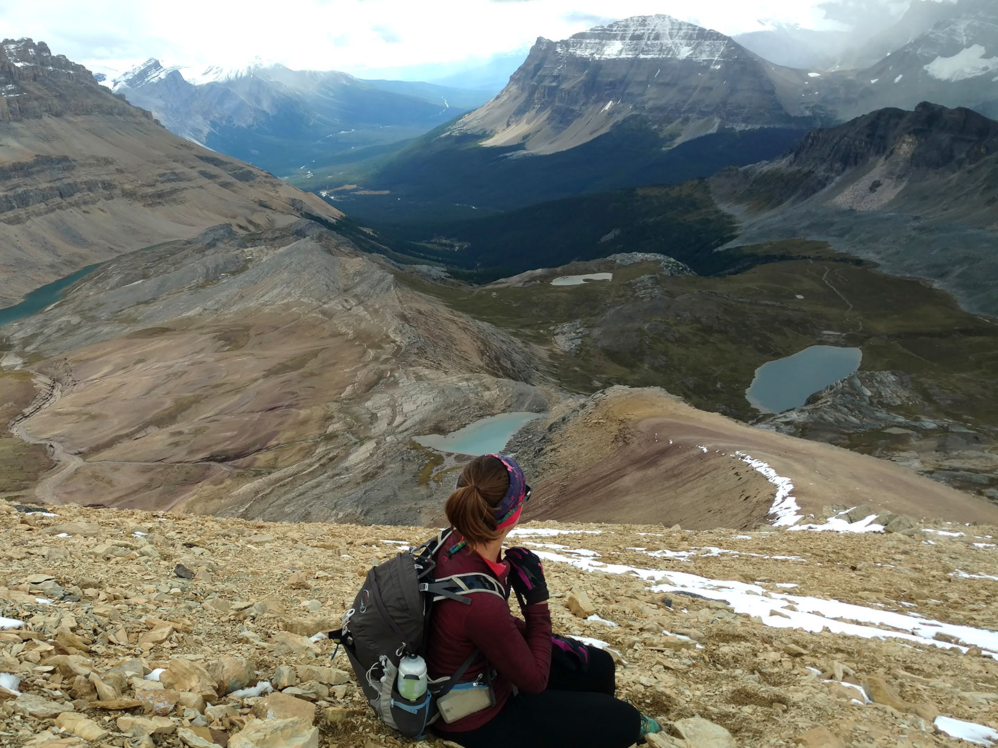 Whitney au sommet d’une montagne, observant les montagnes au loin