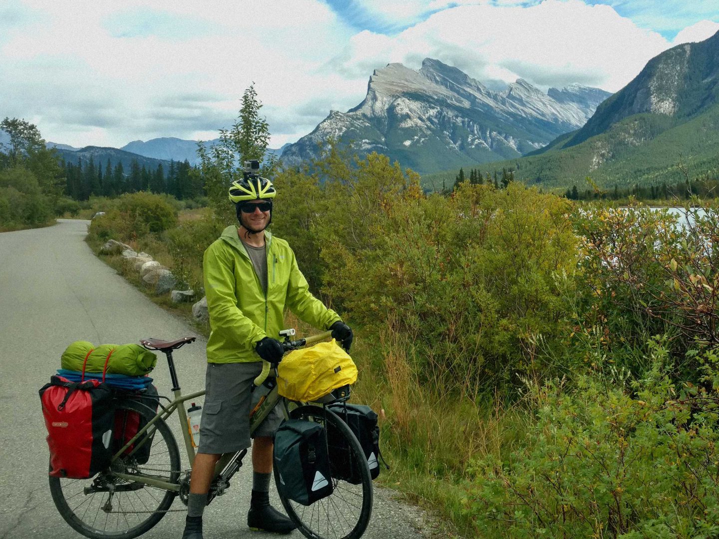 Chris le long d’une route à Banff sur un Trek 920