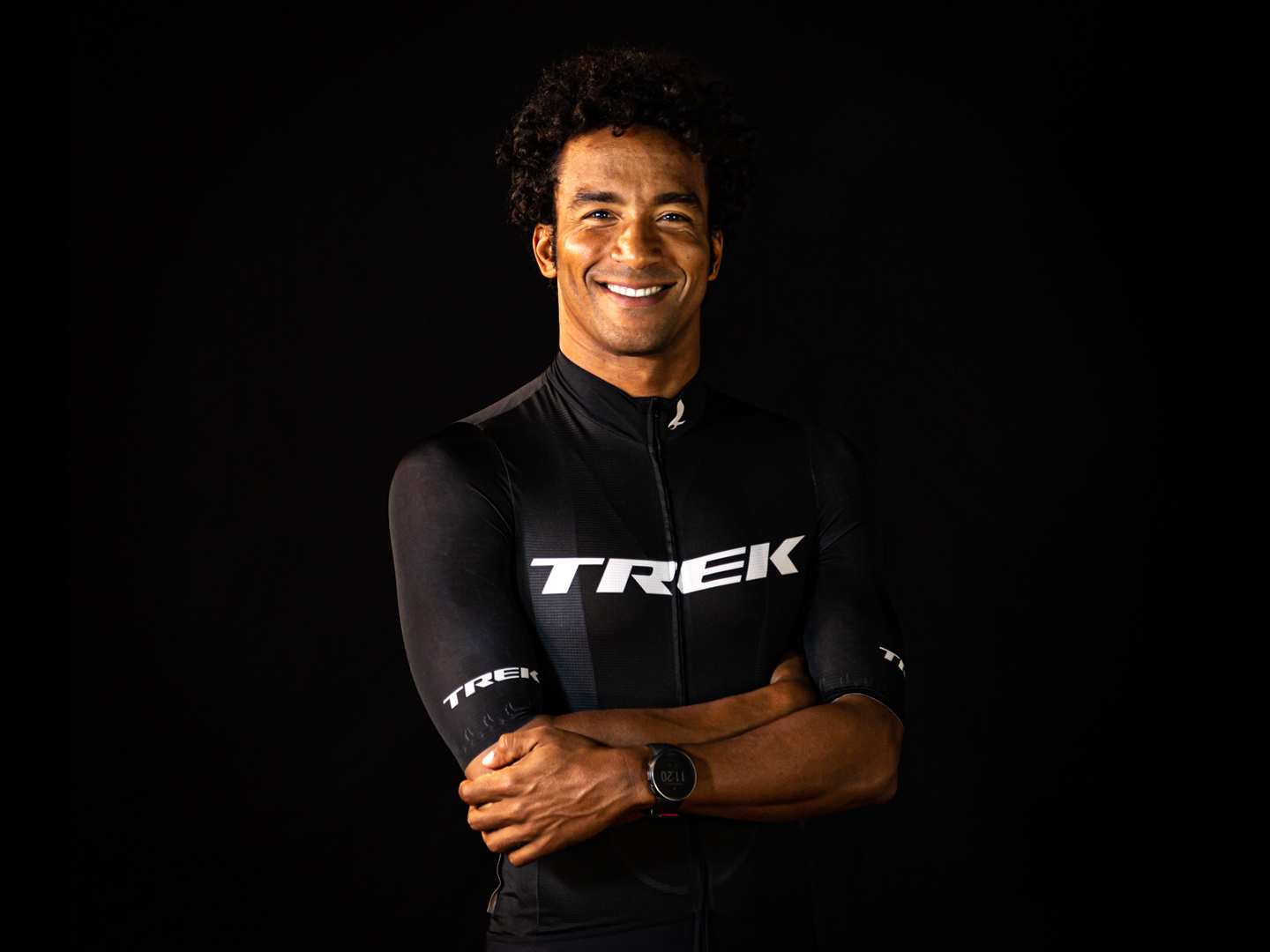 Retrato do triatleta brasileiro Thiago Vinhal com a camiseta de ciclismo da Trek