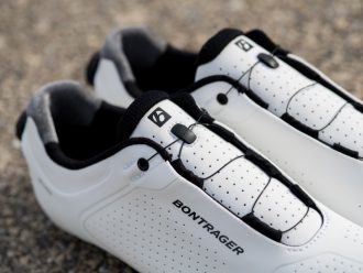 Road cycling shoe on tar