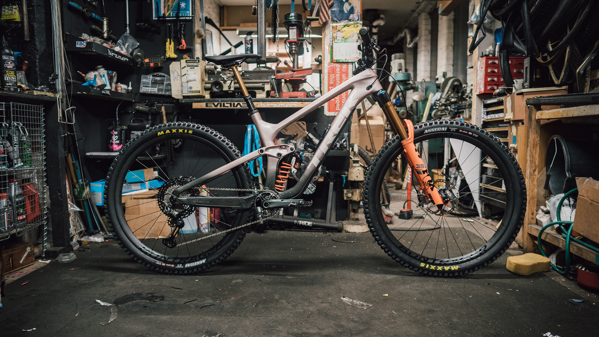 Dream Build Gee Milner schraubt das Slash fur Brett Rheeder