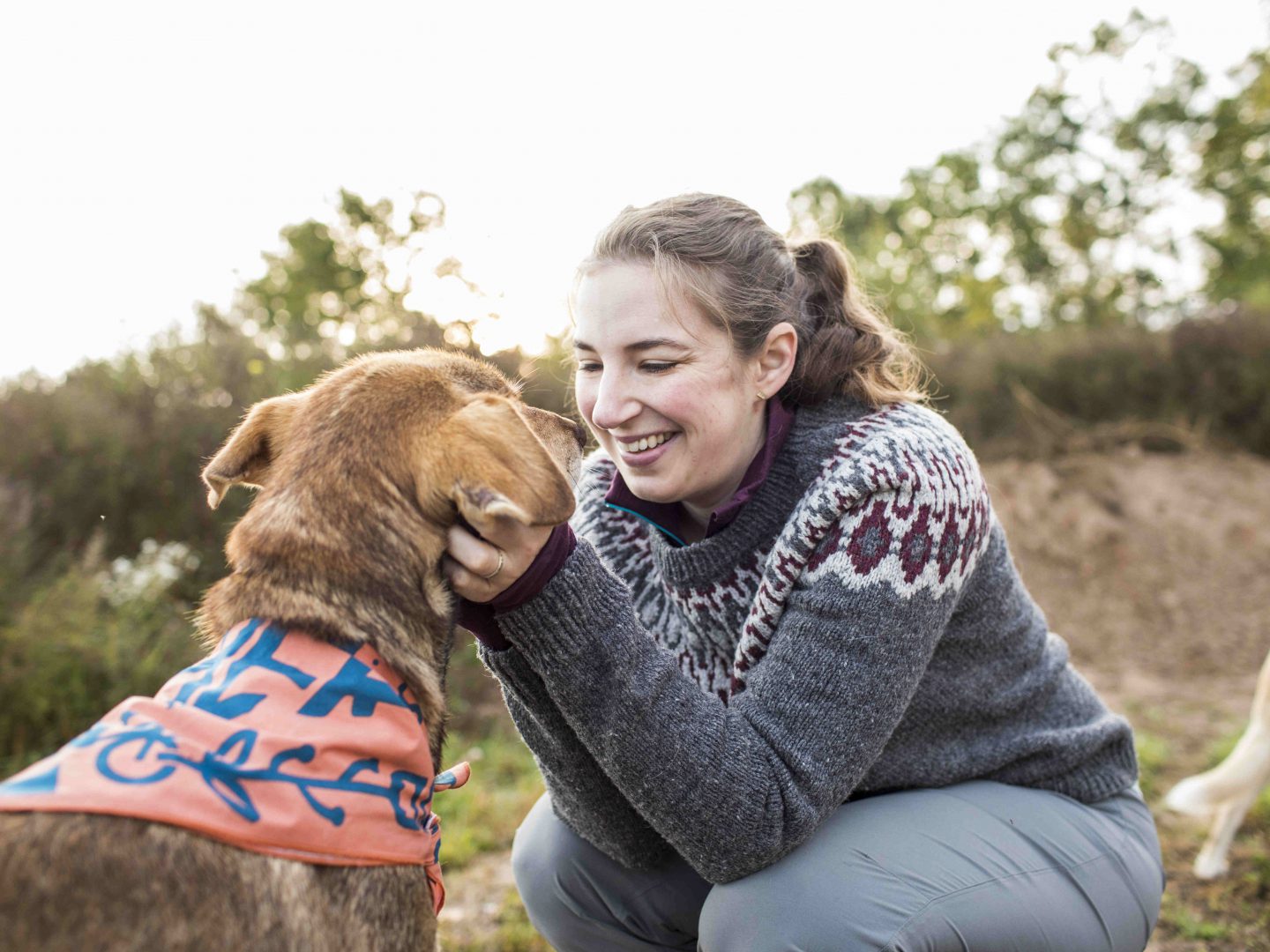 Blair Braverman sonríe mientras abraza a uno de sus perros.