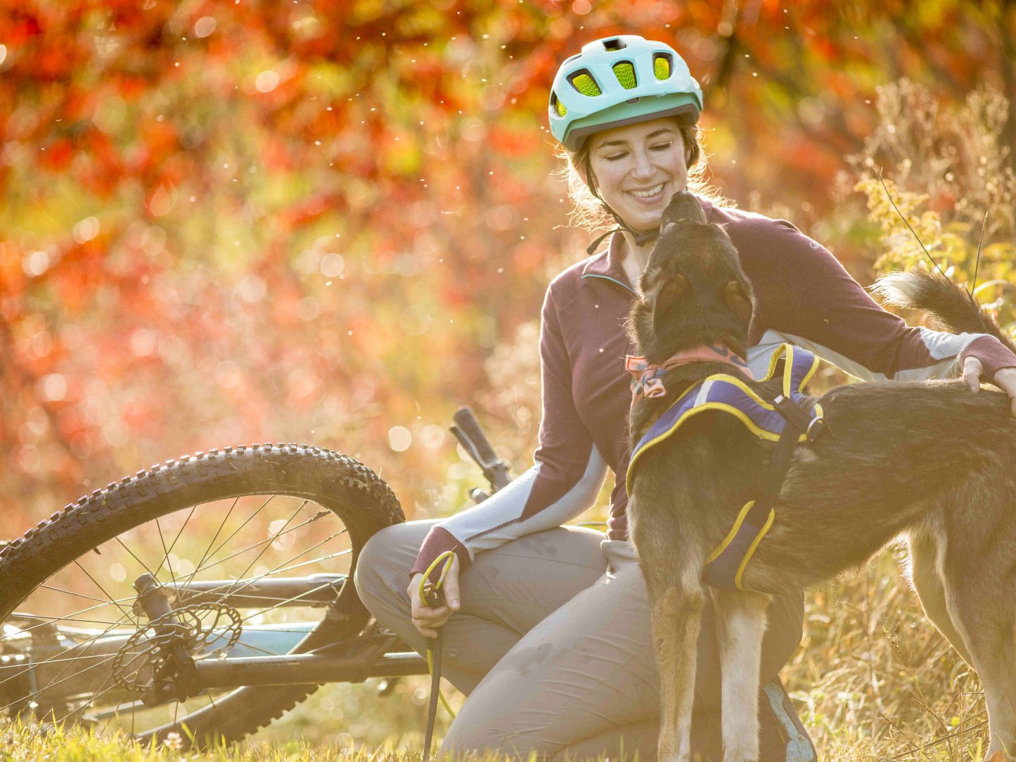 Blair Braverman mit einem ihrer Hunde im Herbstlaub.