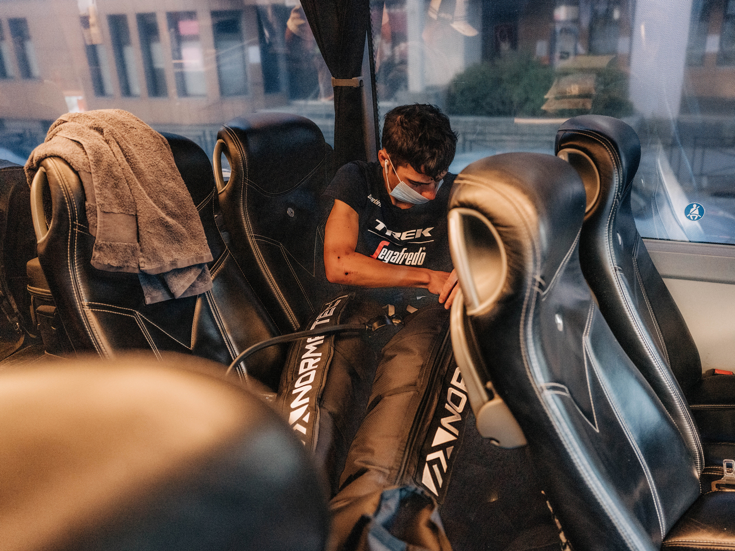 Trek-Segafredo -tallin urheilija palautumassa tiimin bussissa