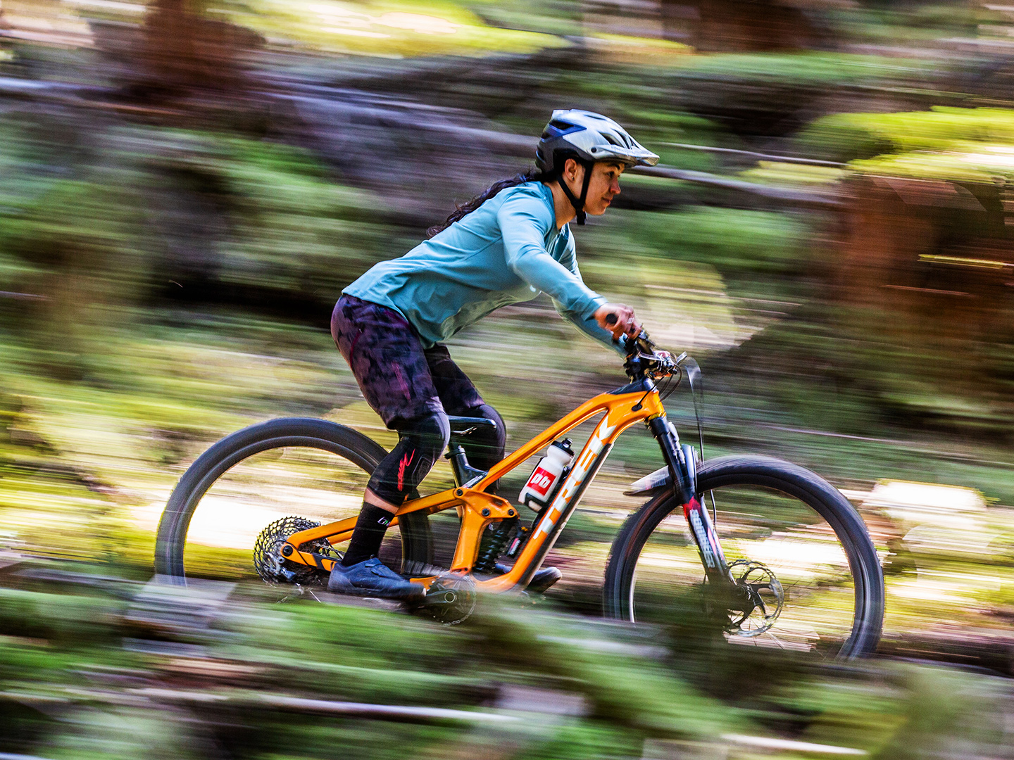 Christina Chappetta pedaleando en el bosque