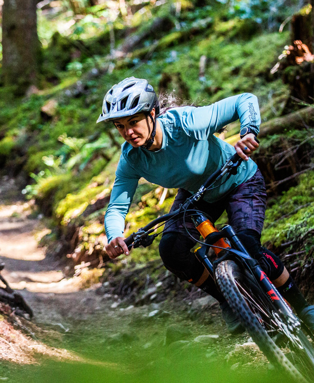 Christina Chappetta pedalando uma mountain bike em direção à câmera