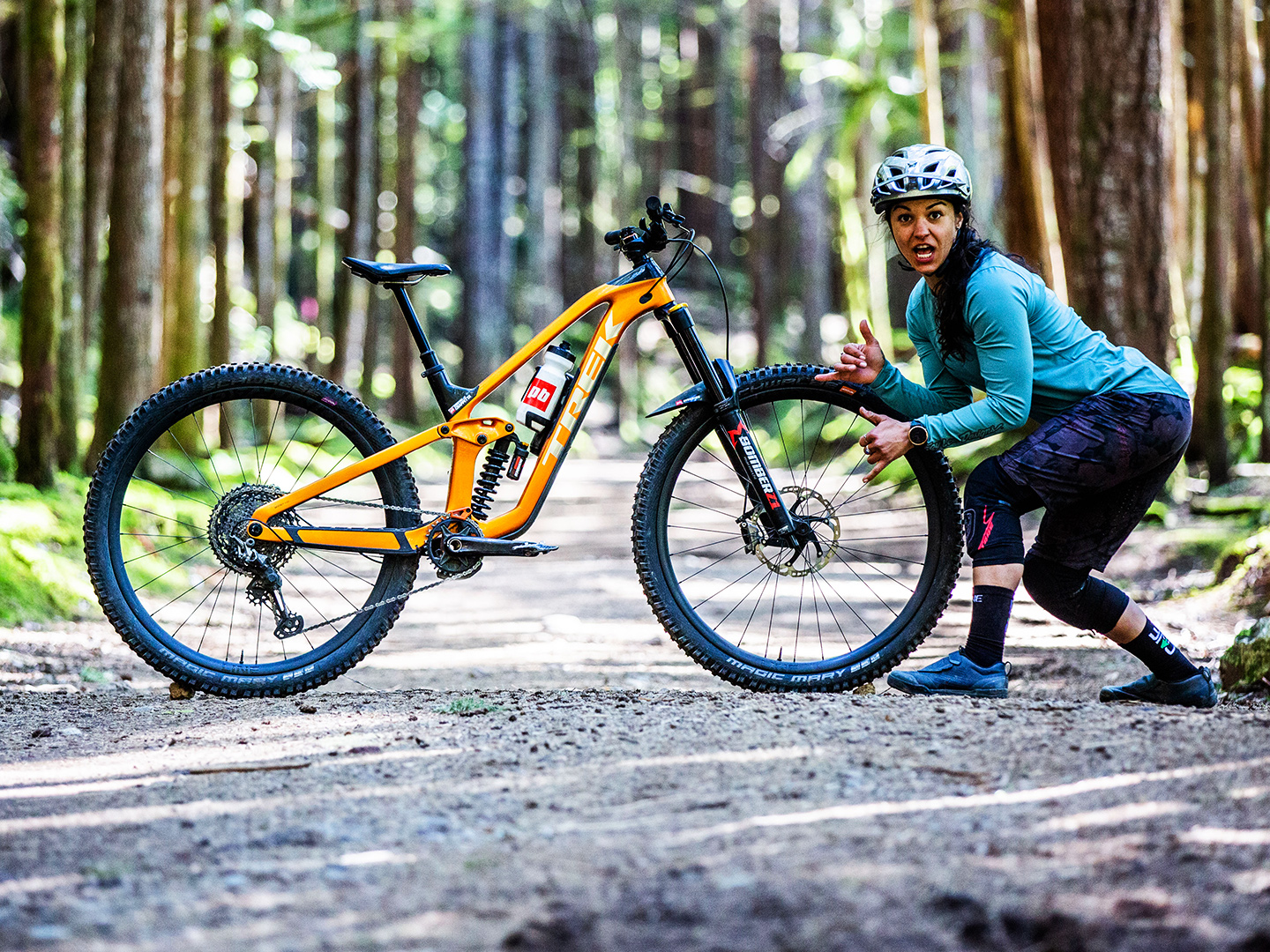 Christina Chappetta em pose ao lado da sua bicicleta