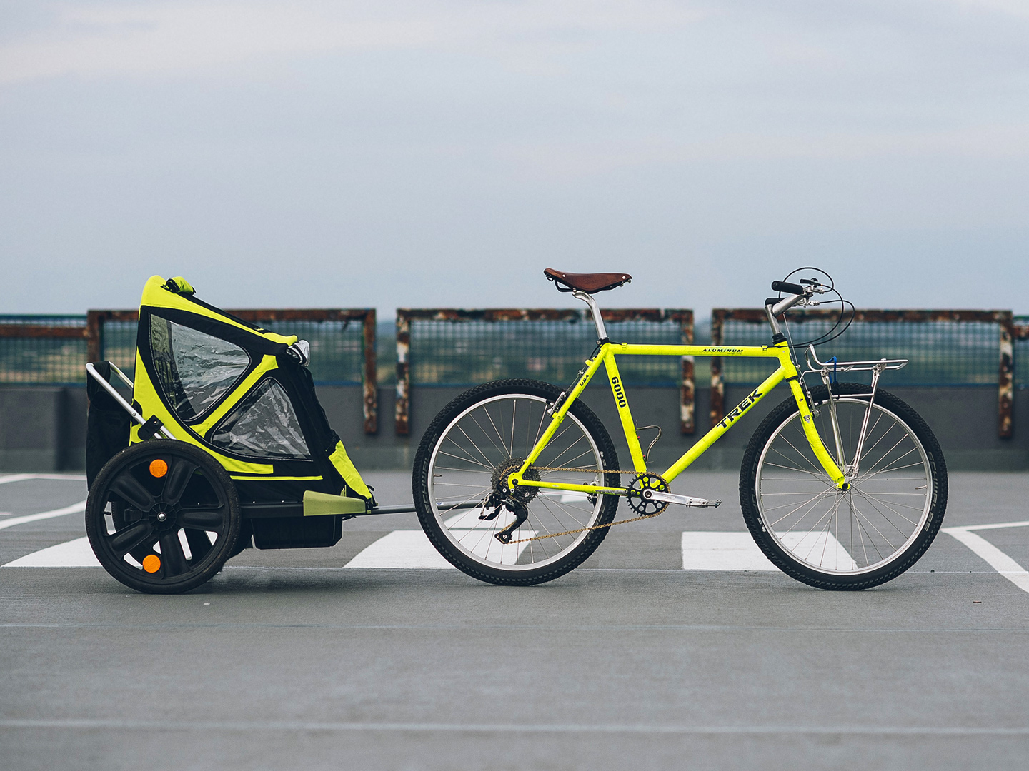 Trek 6000 posed with a matching kid’s trailer behind it.