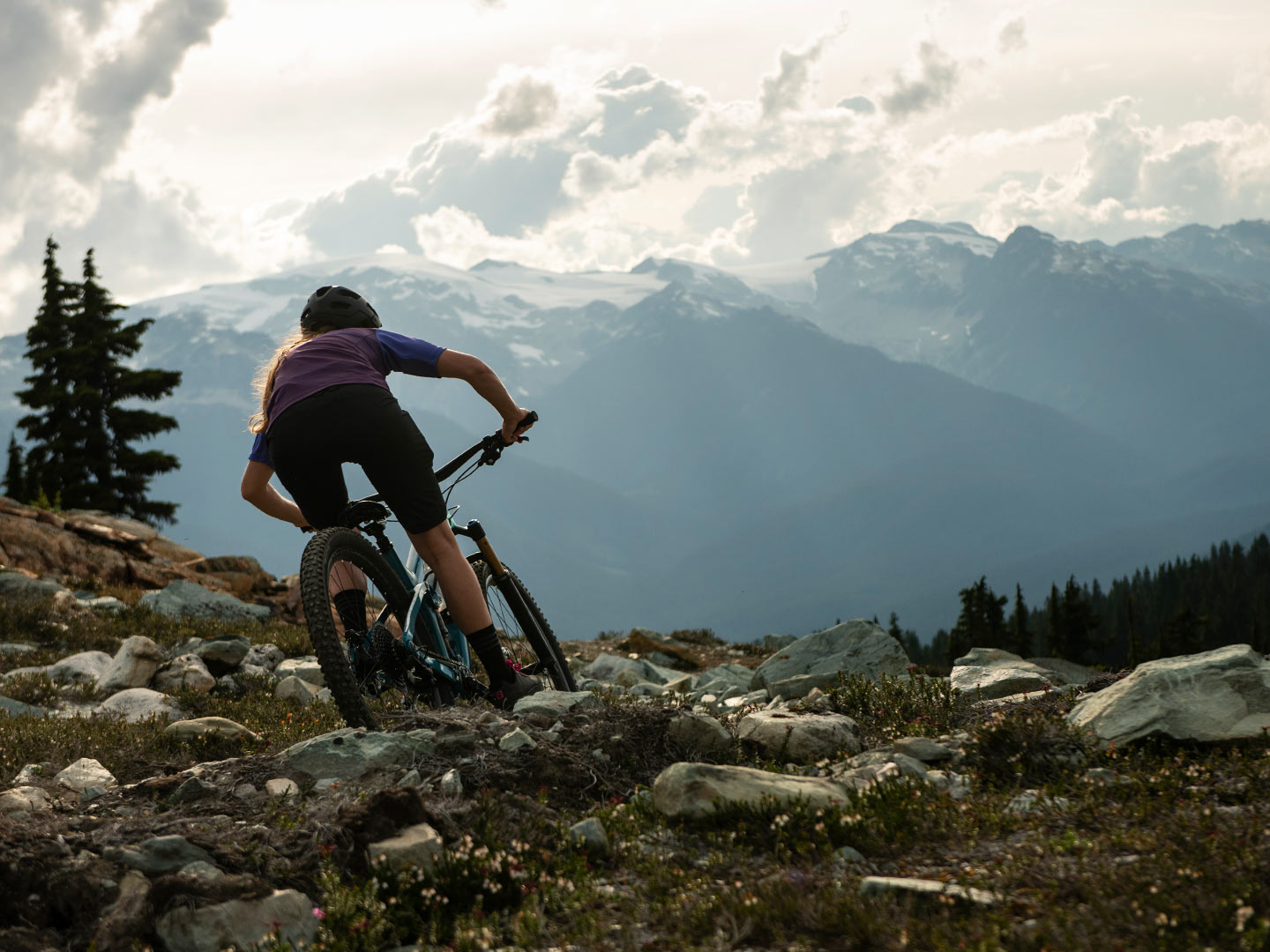 Biker erklimmt felsigen Trail