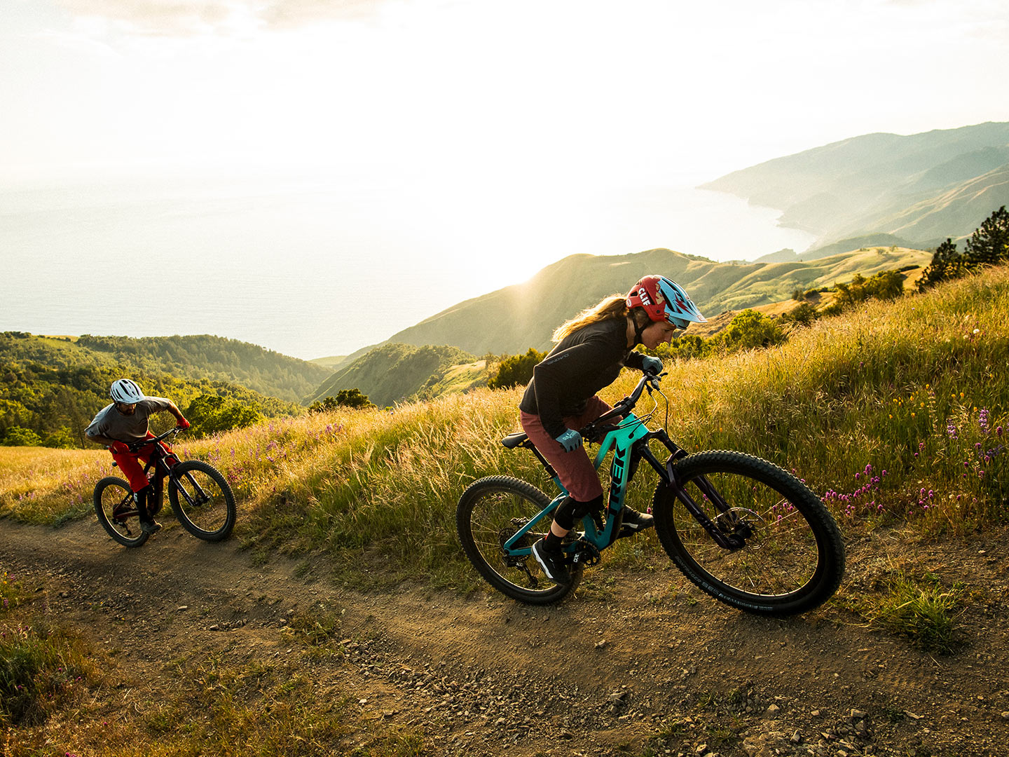 Dois ciclistas enfrentando uma subida íngreme