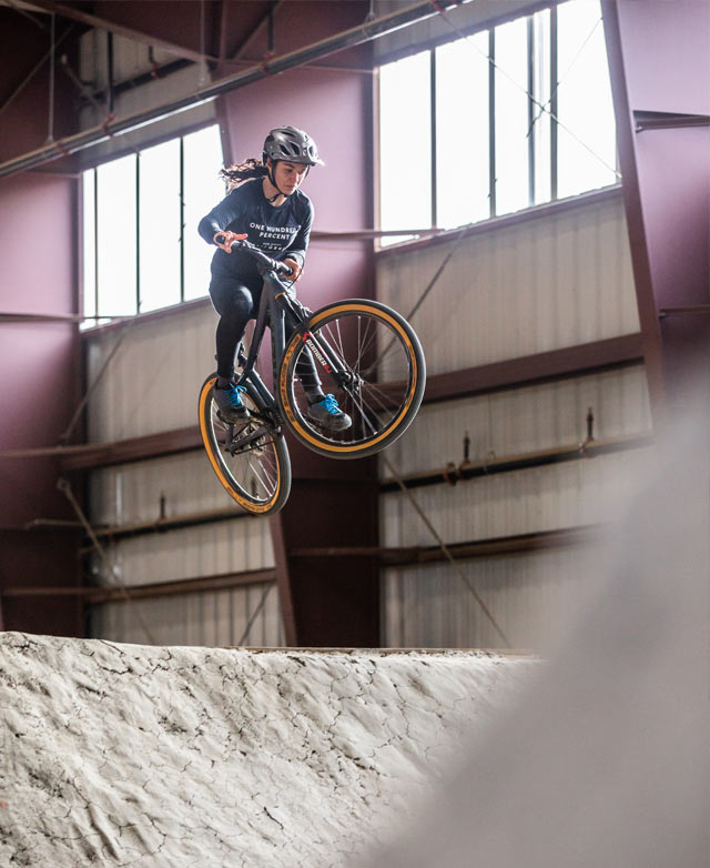 Christina Chappetta en el aire practicando un «dirt jump».