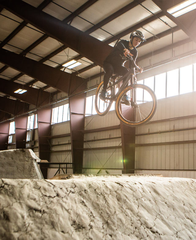 Christina Chappetta practicando un «dirt jump».