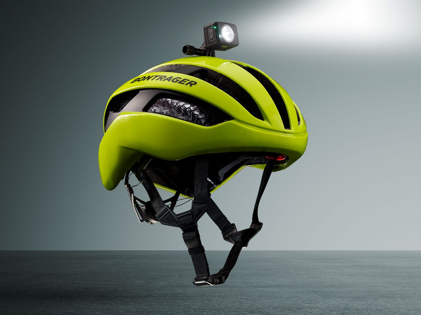 Casco Circuit WaveCel con una luz en la parte superior sobre fondo gris