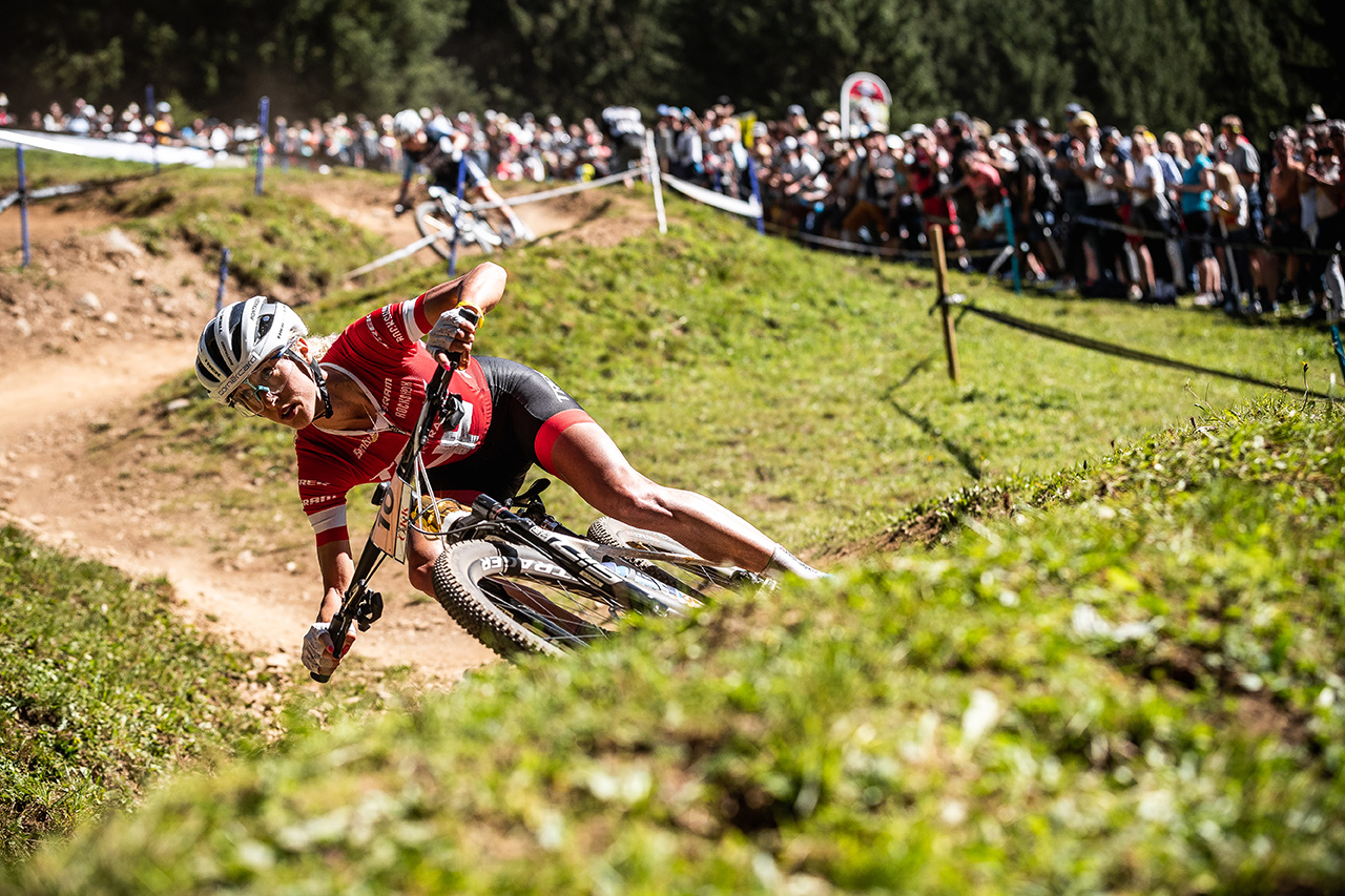 Jolanda Neff racet op haar Trek Supercaliber