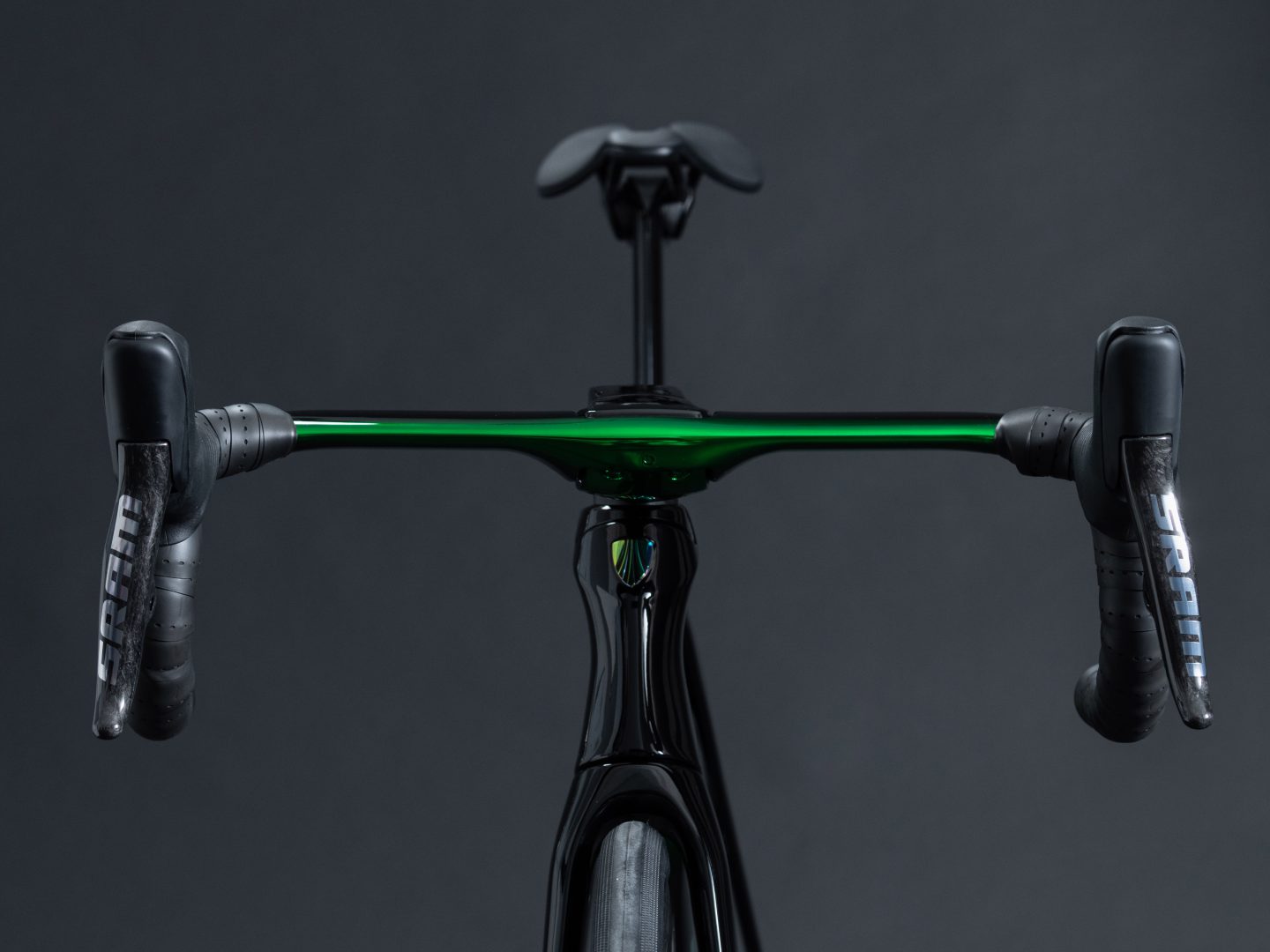 Guidão verde combinando com a cor da bicicleta.
