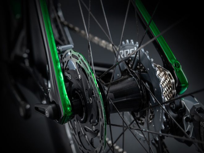 Triángulo trasero de la bicicleta mostrando los toques verdes de las vainas y el anillo verde del exterior del disco del freno.