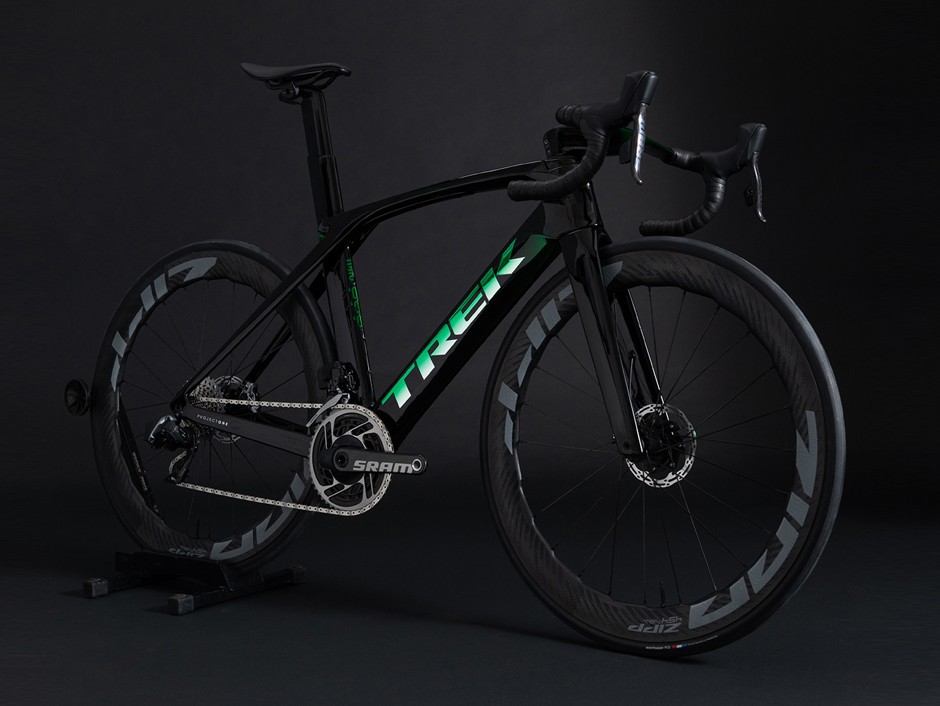 Project 1 Ultimate Madone de Robbie sobre fundo preto.