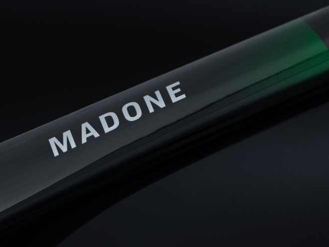 Logotipo de Madone sobre el tubo superior de la bici, en el que se ve:  