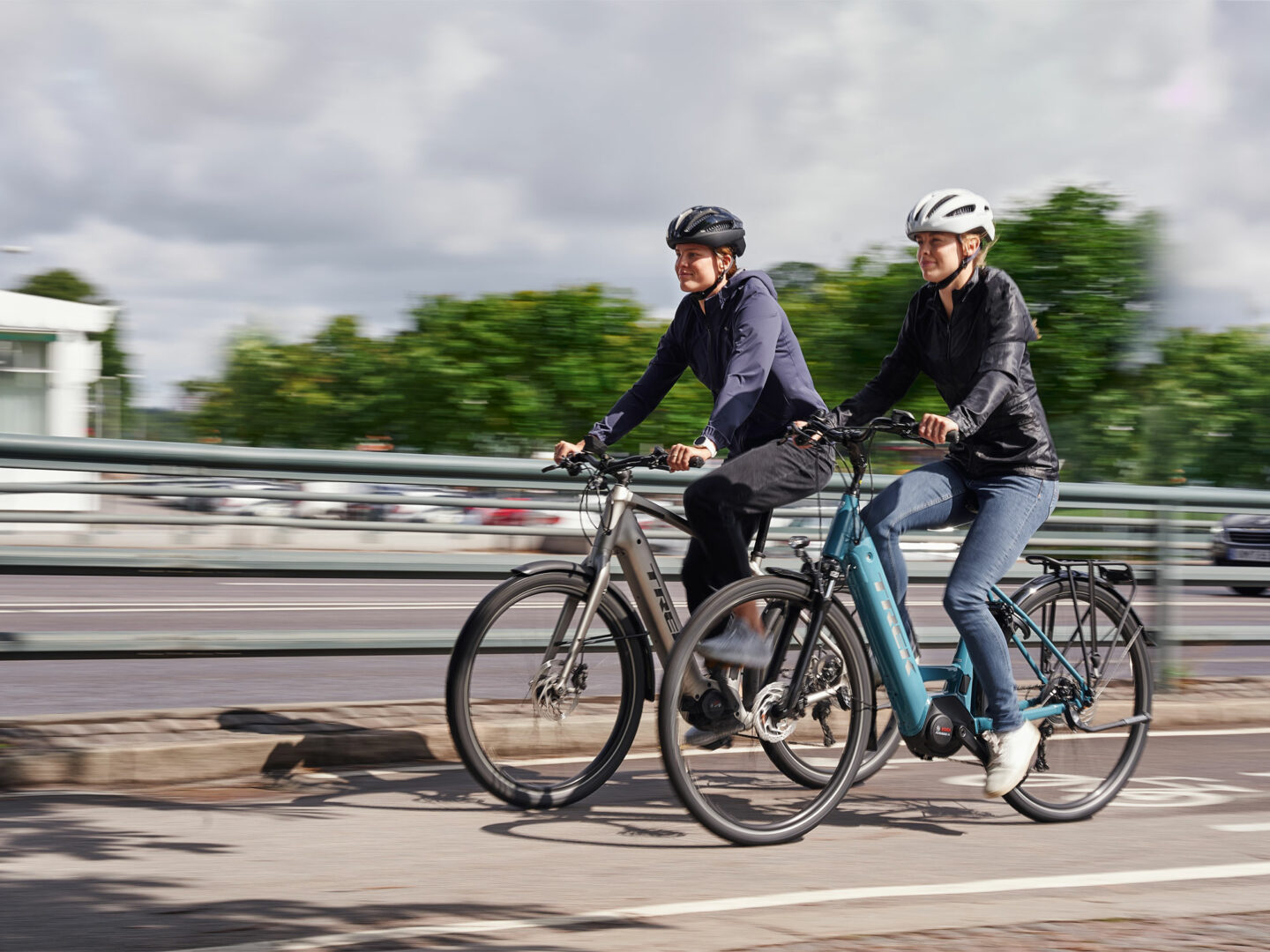Kvinde og mand cykler på deres Trek-elcykler