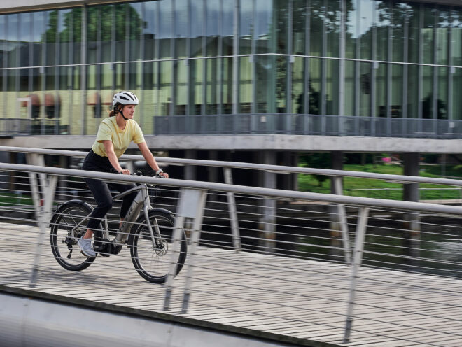 En kvinde cykler på en elektrisk tur i byens centrum