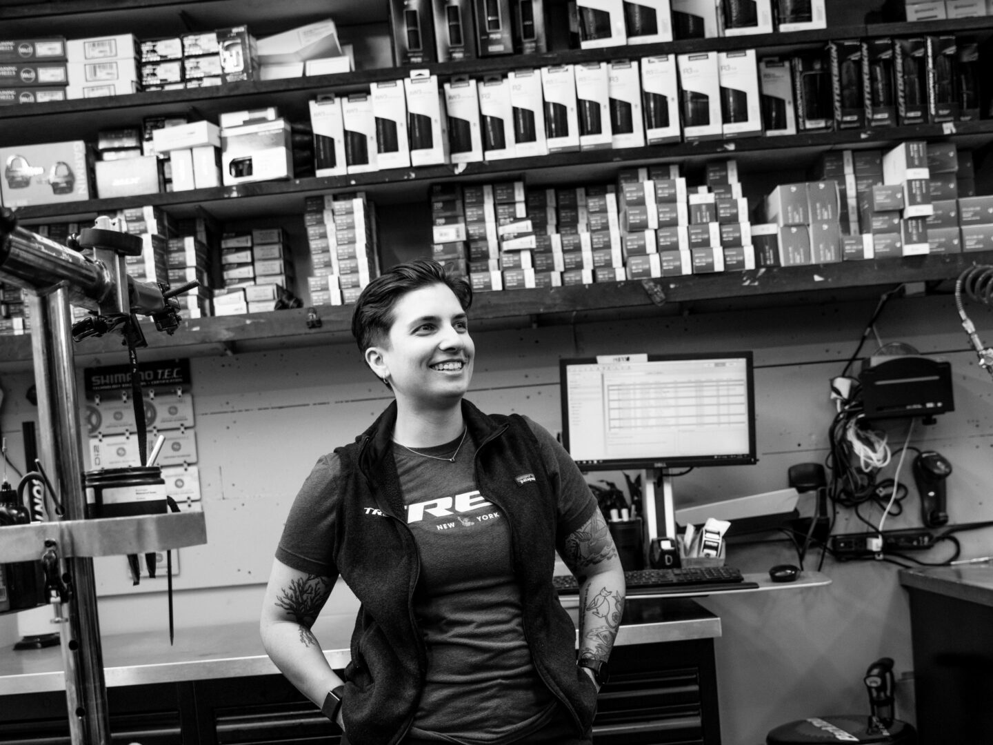 Elena Chesnutt se apoya en un mostrador mientras da clases en una tienda de Trek.