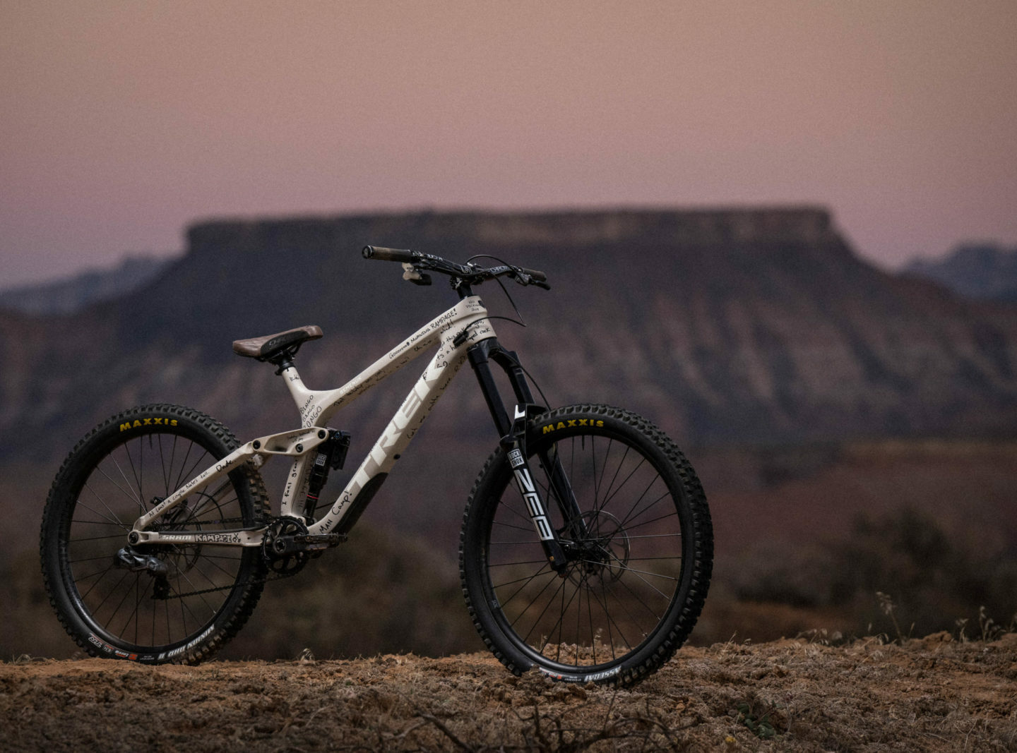 Brandon's white single-crown Session that's covered in quotes from trail builders he's worked with.