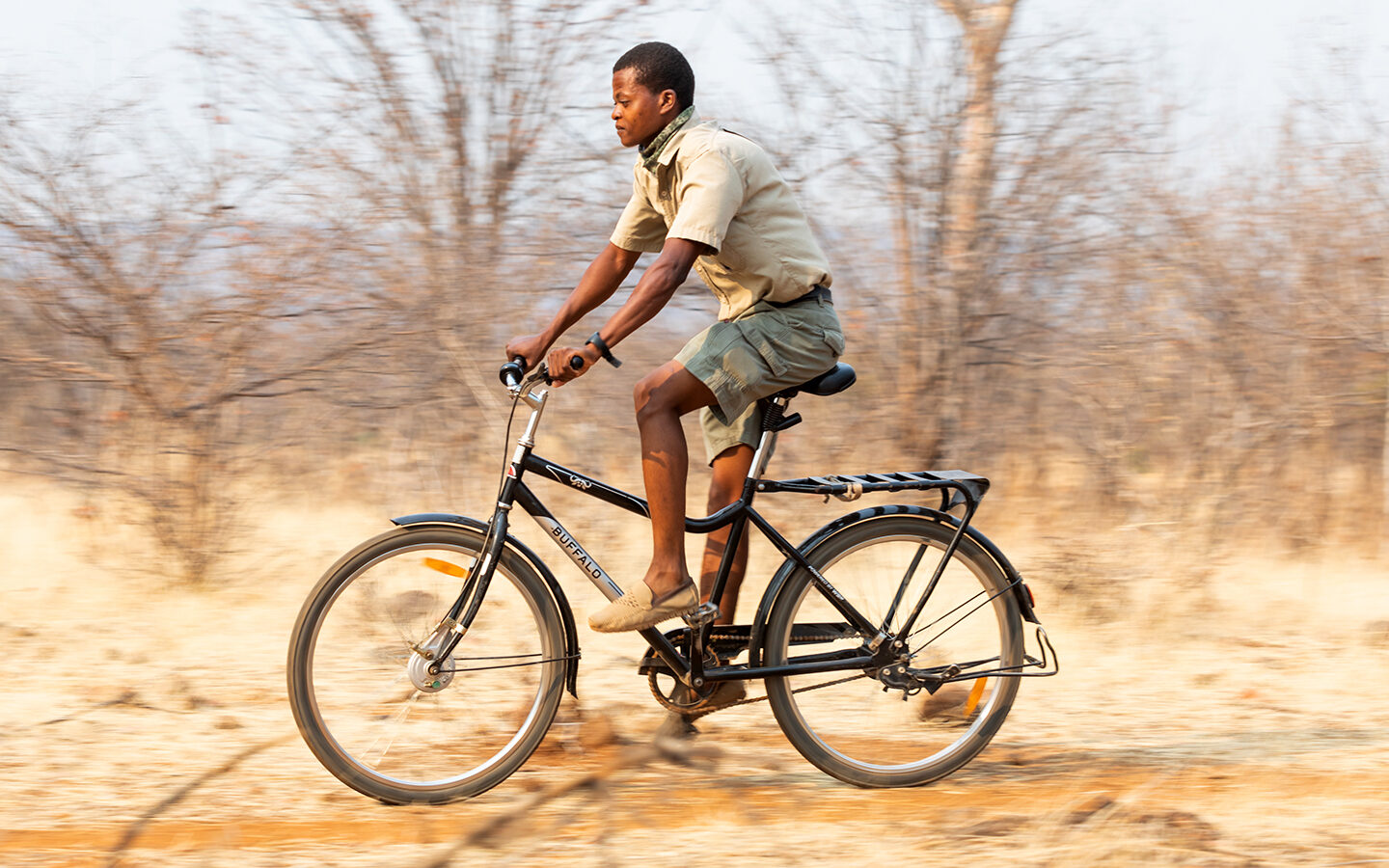 Levison fährt auf seinem Buffalo-Fahrrad in einer ländlichen Gegend. 