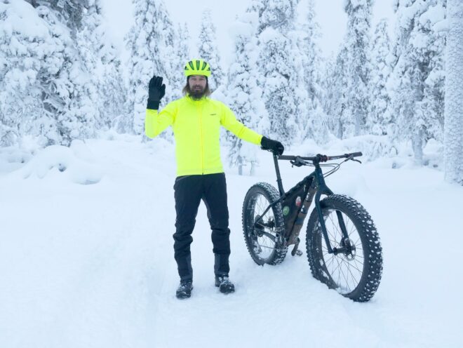 Trek-ambassadör Timo Veijalainen vinkar bredvid sin Trek Farley fatbike