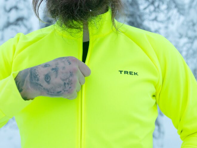 Nærbillede af en mand der bærer en Trek vinterjakke.