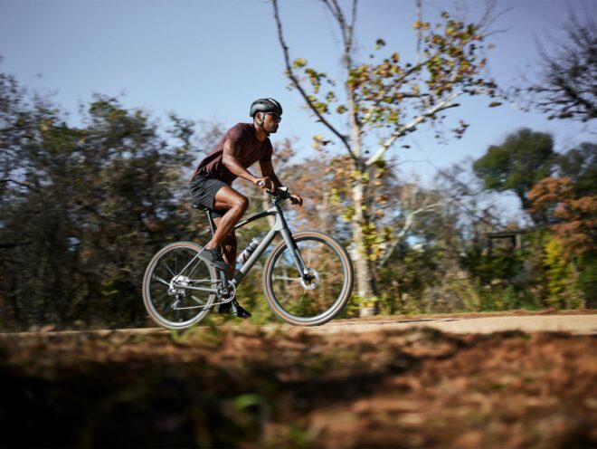 Billede af en mand, der cykler på en cykelsti på en Trek FX Sport-cykel