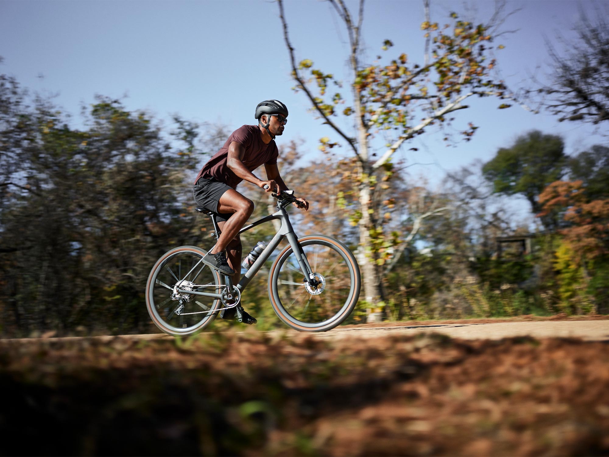 Billede af en mand, der cykler på en cykelsti på en Trek FX Sport-cykel