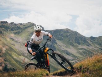 Mountainbikerin fährt mit ihrem Trek Rail einen schwierigen Trail hoch