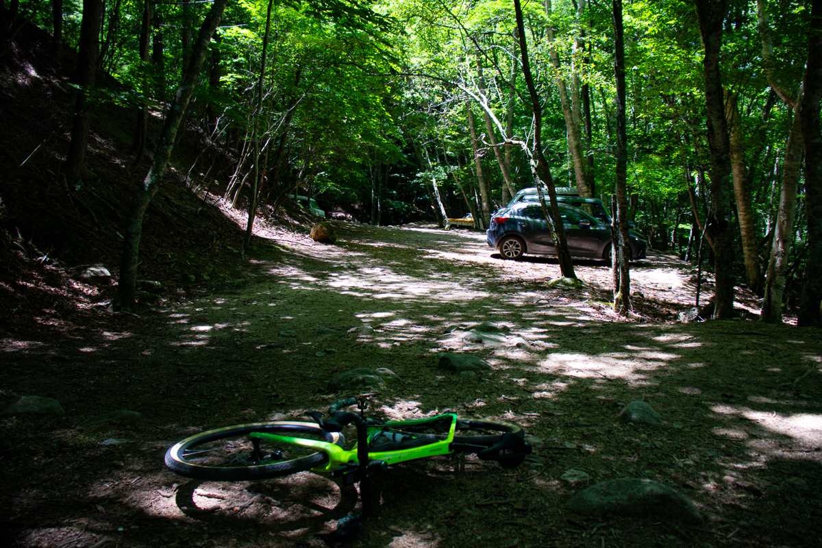 登山目的の車が複数止まっていました。